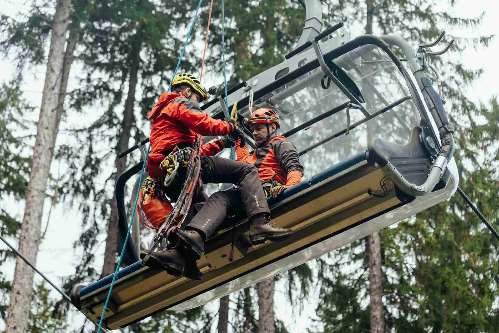 Hasiči cvičili záchranu osob z lanovky