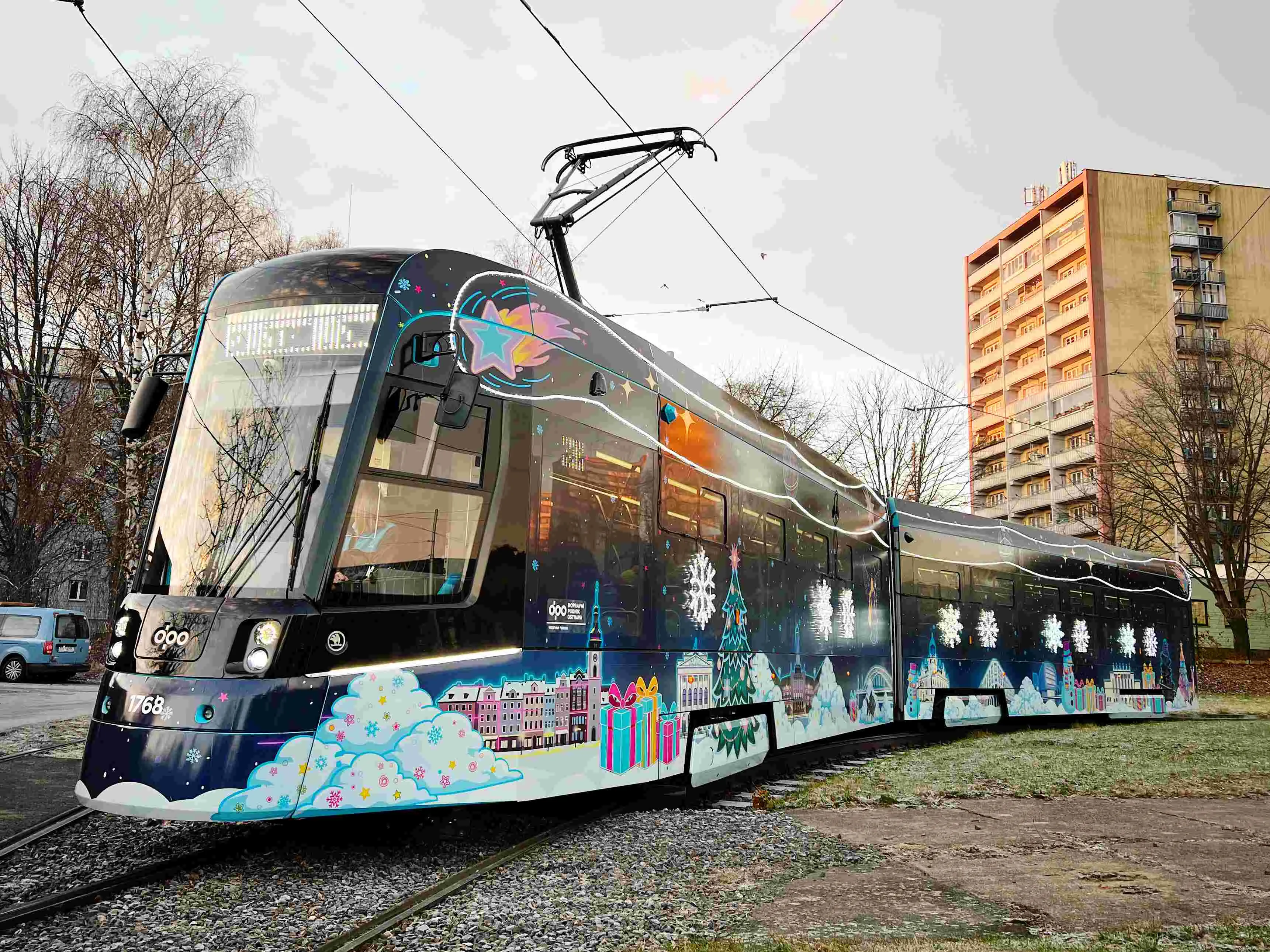 Vánoční tramvaj už projíždí Ostravou. Na cestující čeká vyzdobený interiér a hrající koledy