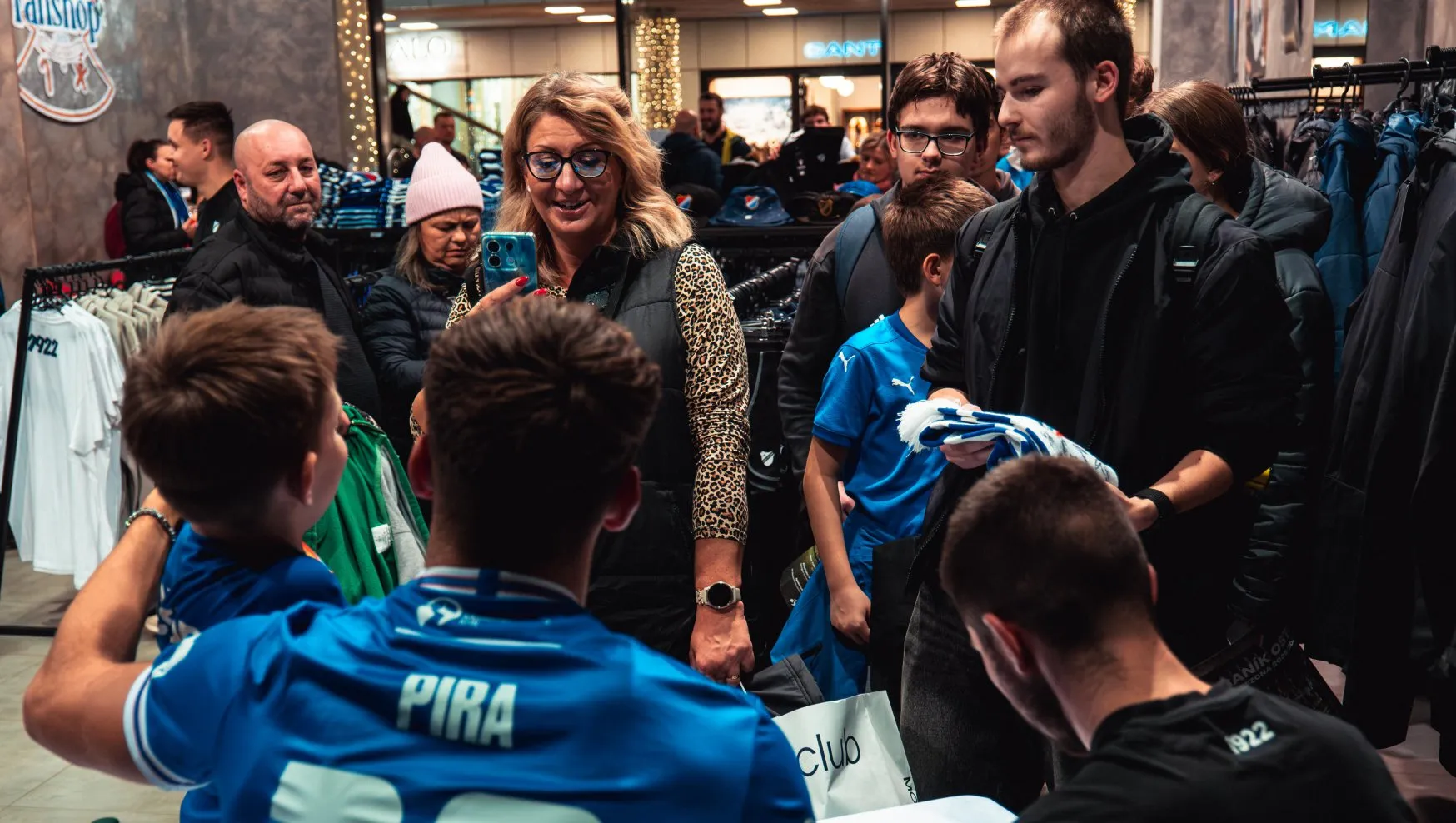Lovci autogramů zaplnili vánoční fanshop