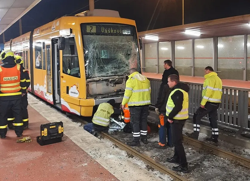 V Ostravě se brzy ráno srazily dvě tramvaje, dva lidé jsou zranění