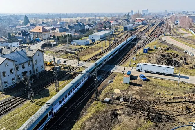 Začarovaný přejezd ve Studénce zavřeli. Konečně se buduje podjezd.