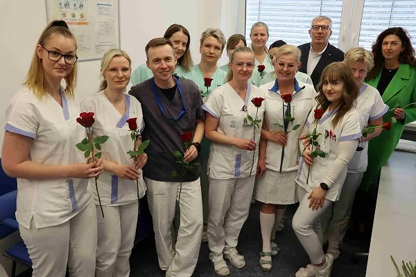 Fakultní nemocnice Ostrava růžemi poděkovala svým nelékařům