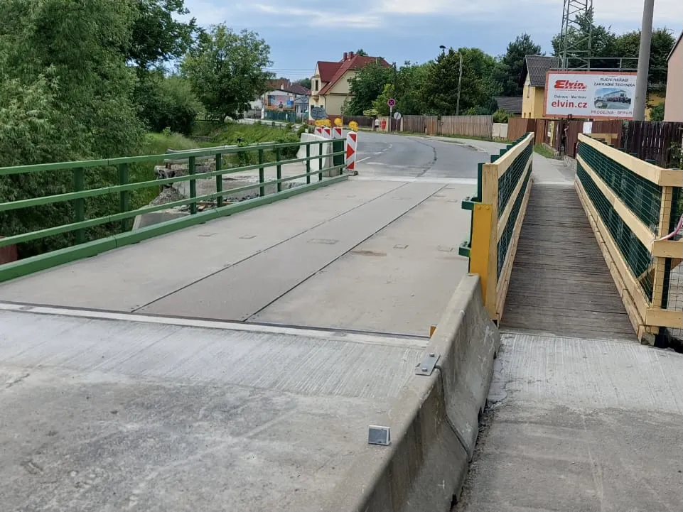 V Ostravě - Svinově už funguje klidnější dočasný most přes Porubku