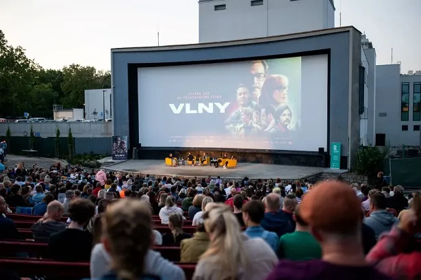 Jedinečné letní kino pod širým nebem za Pokladem, láká na českou novinku Bardotky