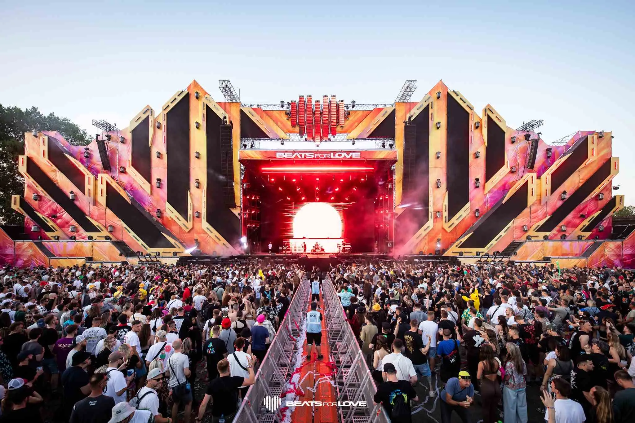 Beats for Love 2026 začíná. Před půlnocí vystoupí megastar Calvin Harris