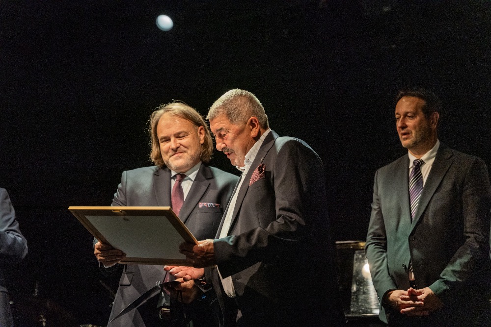 Foto: Ocenění pro Arcibiskupskou pilu. V. Daněk vpravo. Autor: Organizátoři 